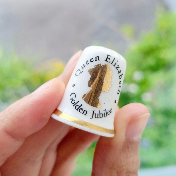 Vintage Queen Elizabeth II Queen's Golden Jubilee Fine Bone China Thimble - Picture 3 of 7